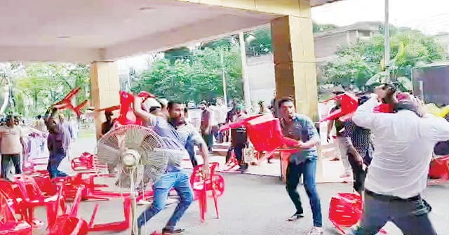 বহিস্কৃত যুবদল নেতার নেতৃত্বে মানববন্ধন কর্মসূচি পণ্ড, কয়েক শিক্ষক আহত