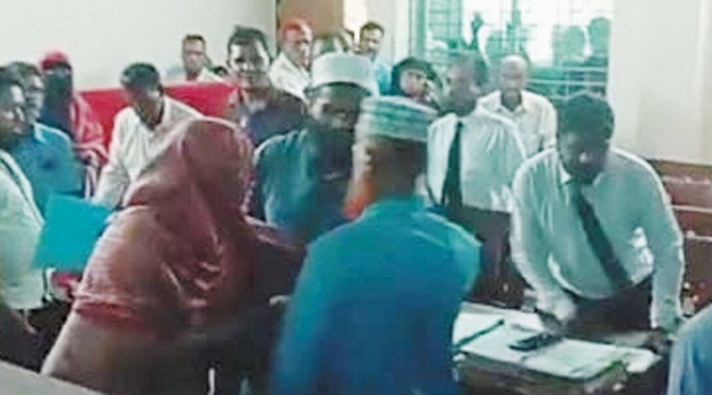 বরগুনায় এজলাস কক্ষে আইনজীবীর ওপর জুতা নিক্ষেপের ঘটনা ভাইরাল