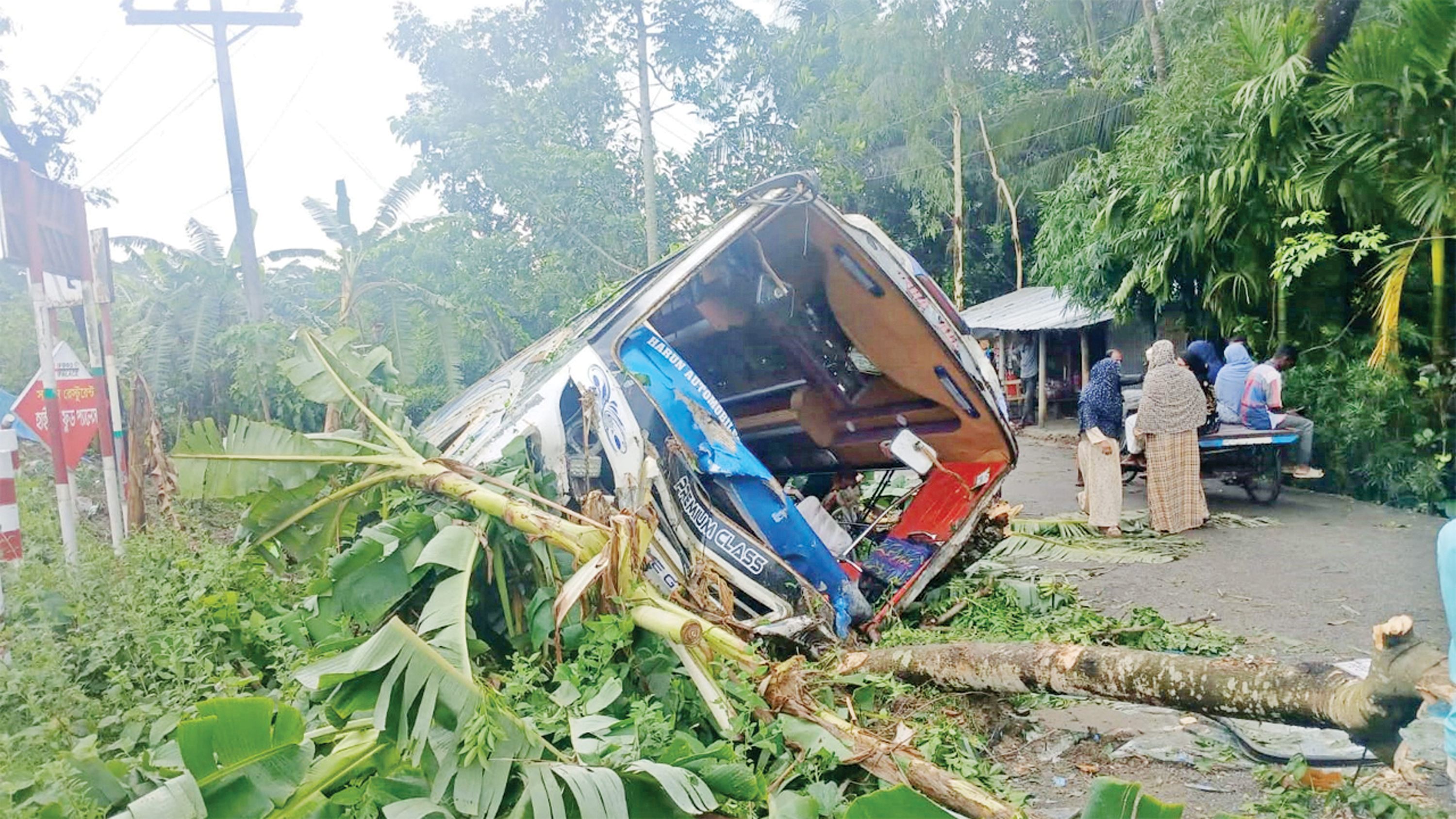 দপদপিয়ায় নিয়ন্ত্রণ হারিয়ে খাদে যাত্রীবাহী বাস, আহত ১০