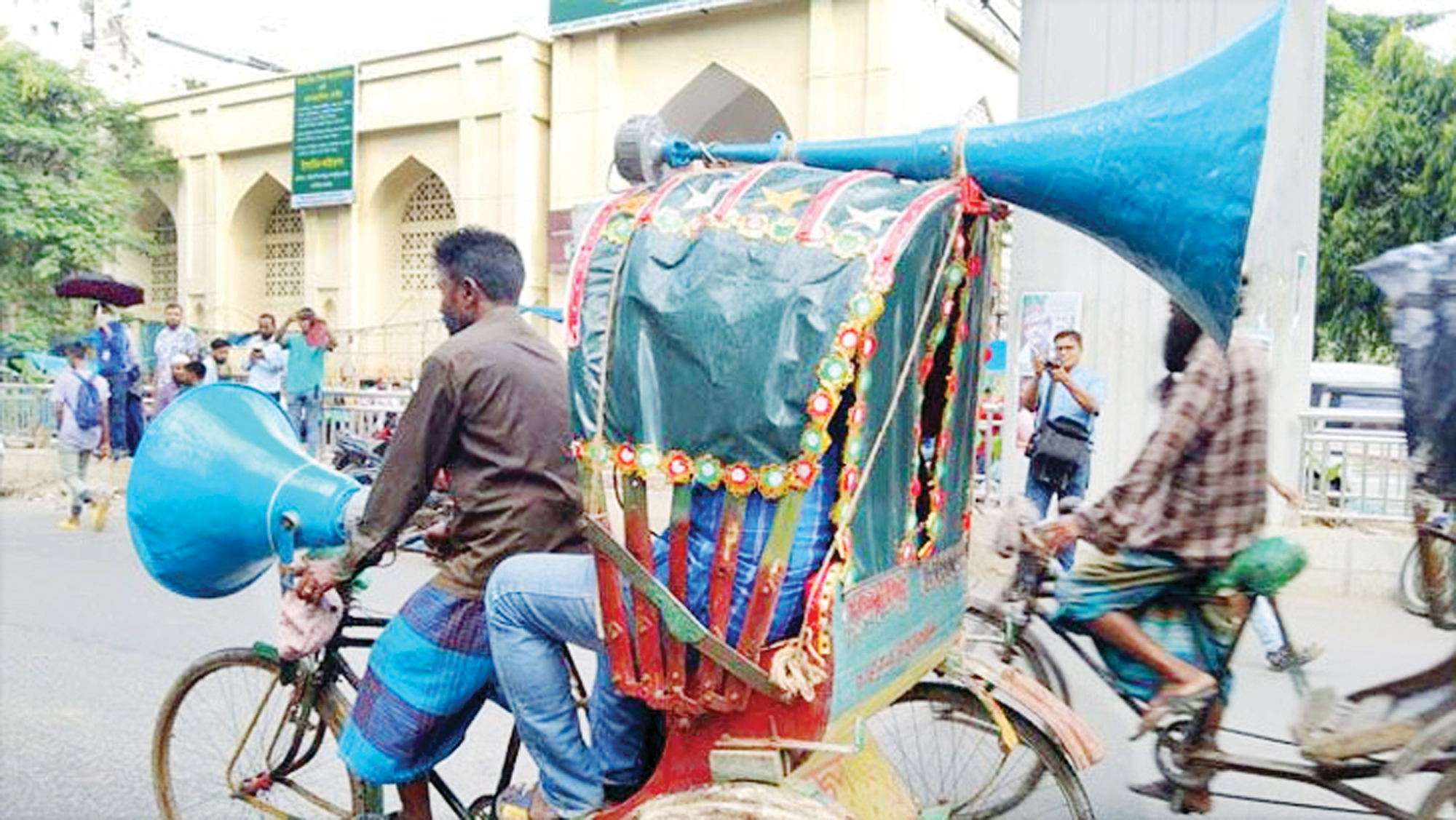 পাথরঘাটায় মাইকিং করে শত শত মানুষের অর্থ আত্মসাত, অতঃপর