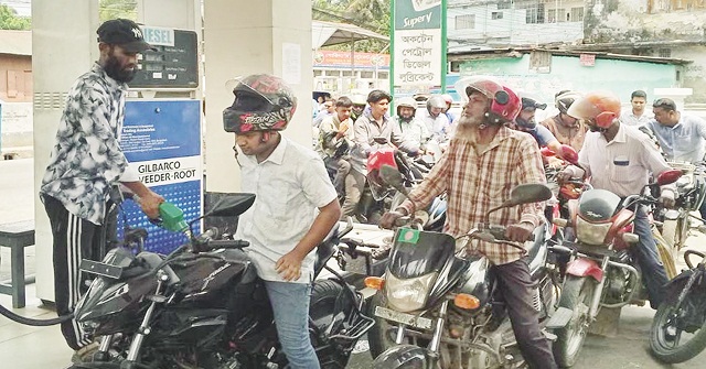 বরিশালে এখনও চাহিদা অনুযায়ী মিলছে না জ্বালানি তেল