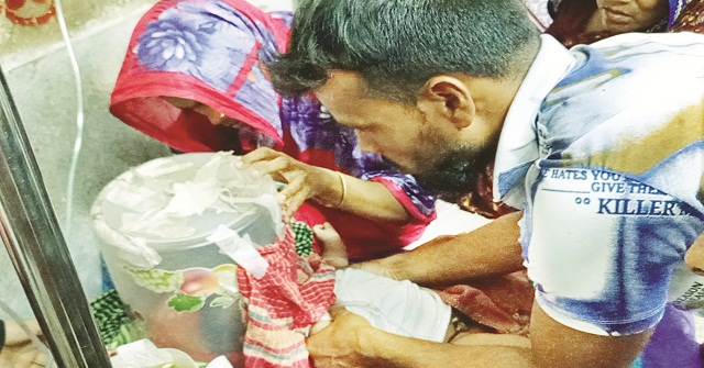 প্লাস্টিকের পট দিয়ে মাস্ক বানিয়ে হাম রোগীদের দেয়া হচ্ছে অক্সিজেন