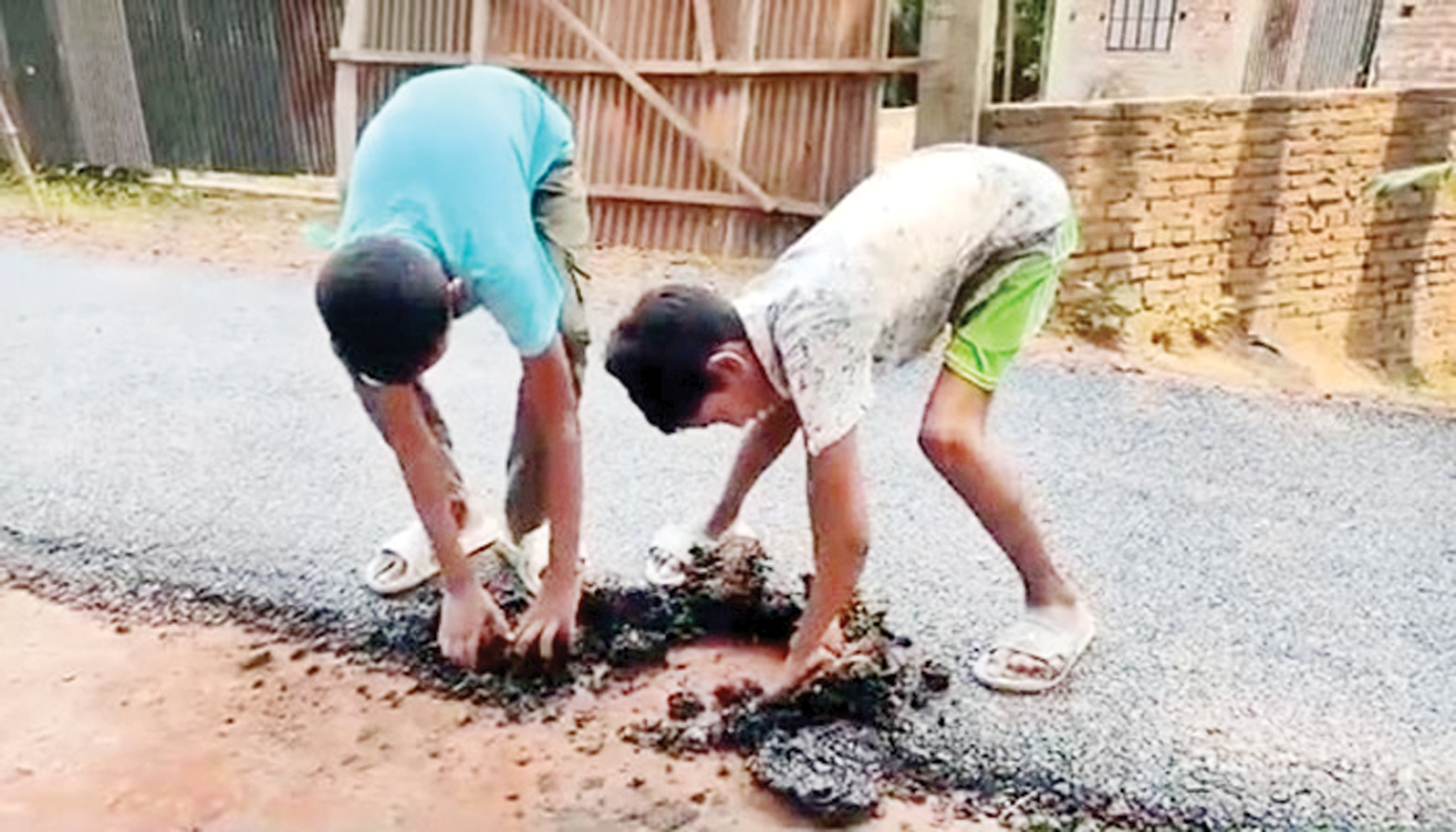 মুলাদীতে শিশুদের হাতের টানেই উঠছে সড়কের পিচ ঢালাই!