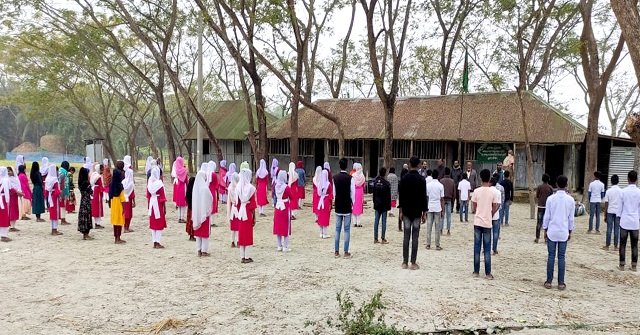 মুলাদীতে শিক্ষার আলো থেকে বঞ্চিত হওয়ার শঙ্কায়  ১৫ হাজার গ্রামবাসীর ছেলে-মেয়ে 