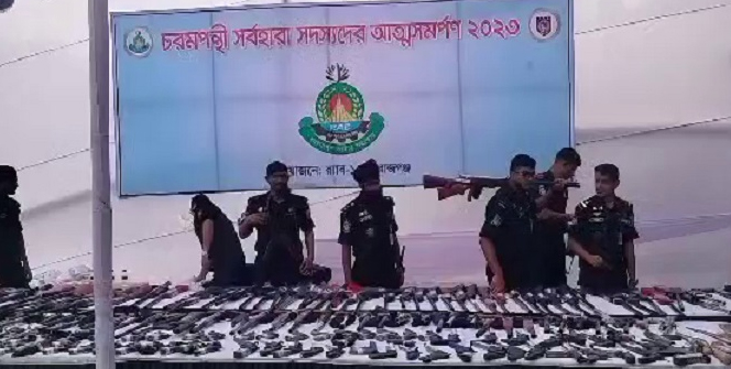 র‍্যাবের কাছে তিন শতাধিক চরমপন্থির আত্মসমর্পণ