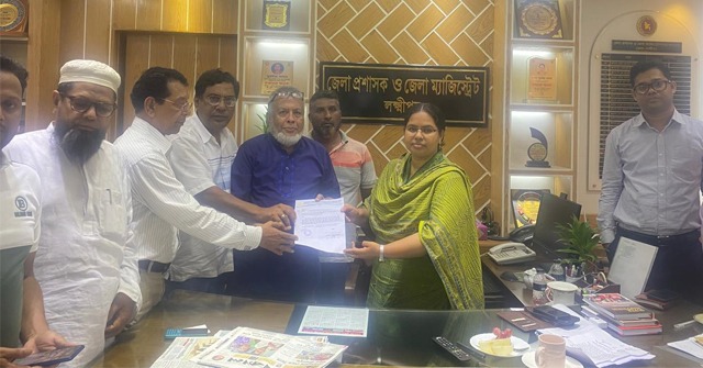 লক্ষ্মীপুরে বন্যাদূর্গতদের জন্য ৫০০ প্য্যাকেট খাদ্য সামগ্রী দিলেন বরিশাল জেলা লঞ্চ মালিক সমিতি