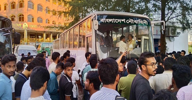 ববি শিক্ষার্থীদের মহাসড়ক অবরোধ, নৌবাহিনী সদস্যদের সাথে ধস্তাধস্তি