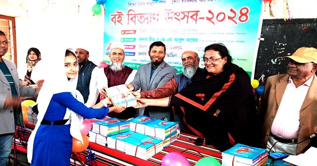 বামনায় ইউপি সদস্যের বিরুদ্ধে মানববন্ধন