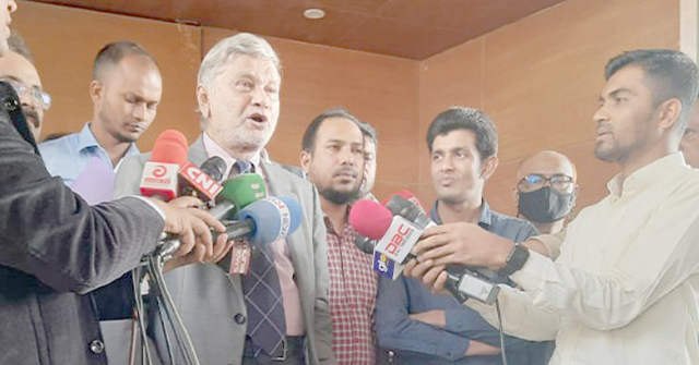 হাতকড়াসহ পলাতক মাদক কারবারি আটক