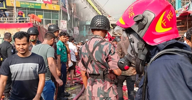 নিউমার্কেটে আগুন: ফায়ার সার্ভিসের সদস্যসহ ১১ জন হাসপাতালে