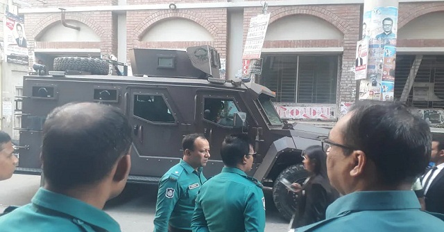 পুলিশের চোখে স্প্রে ছিটিয়ে দুই জঙ্গিকে ছিনিয়ে নিলেন সহযোগীরা