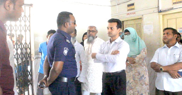 তত্ত্বাবধায়কের খামখেয়ালীপনায় বেতন বোনাস পাচ্ছে না কর্মচারীরা 