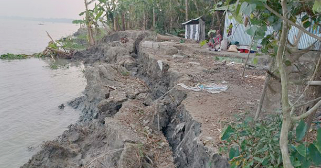 দুমকিতে বেরিবাঁধসহ ৩০০ মিটার জমি নদীগর্ভে