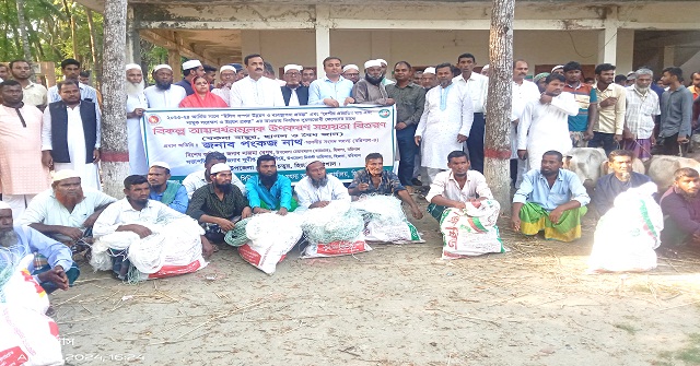 হিজলায় প্রান্তিক জেলেদের মাঝে গরু ও ছাগল বিতরণ