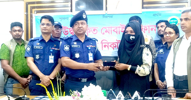 হারানো অর্ধশতাধিক মোবাইল ফোন মালিককে ফিরিয়ে দিল পুলিশ