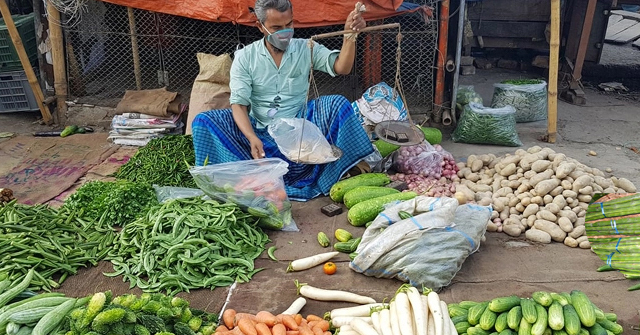 সংসার চালাতে হিমশিম খাচ্ছেন উপকূলের মানুষ 