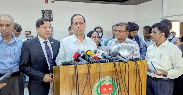 চাপ দেবে আর ‘দেবে’ যাবো তা হবে না: সিইসি