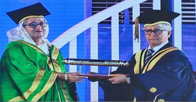 বঙ্গবন্ধুর ‘ডক্টর অব লজ’ ডিগ্রি গ্রহণ করলেন প্রধানমন্ত্রী