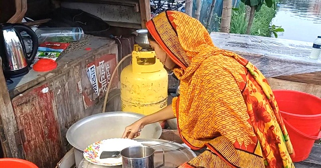 বরিশালে পড়াশোনার খরচ যোগাতে চা দোকান দিলো লিমা