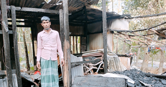 লালমোহনে আগুনে পুড়ে বসতঘর ছাই