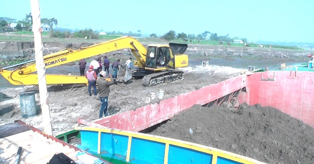হিজলায় প্রতিদিন কোটি টাকার মাটি লুট, প্রশাসন নিরব