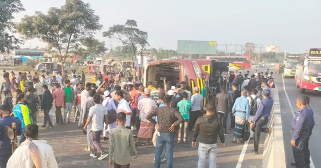 পদ্মাসেতুর টোল প্লাজার কাছে বরিশালগামী যাত্রীবাহী বাস উল্টে আহত ৩০