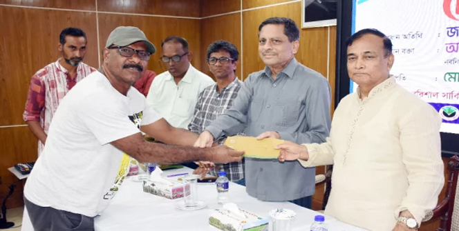 সাংবাদিকদের জন্য প্রধানমন্ত্রীর ঈদ উপহারের চেক প্রদান