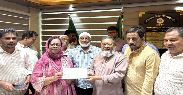 বরিশাল প্রেসক্লাব কল্যাণ তহবিলে বিসিসি প্রশাসকের লাখ টাকা অনুদান