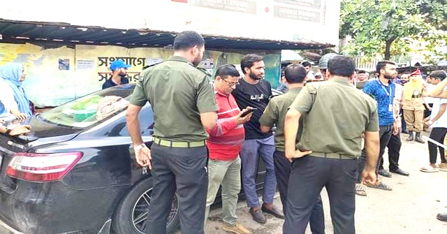 অর্থ-স্বর্ণালংকারসহ বরিশালে প্রকৌশলীকে আটক করলেন শিক্ষার্থীরা