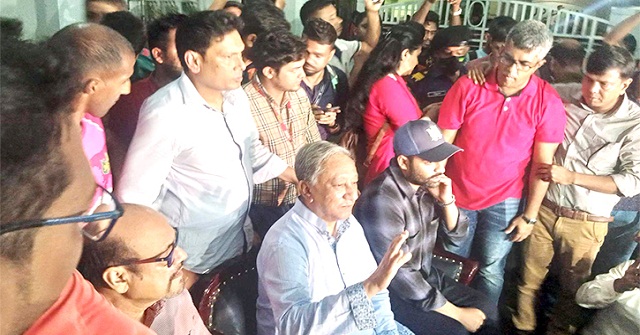 অধিনায়কত্ব ছেড়ে দিয়েছেন তামিম