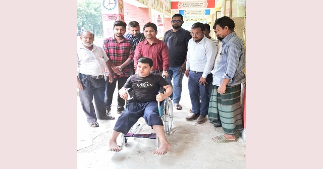 উজিরপুরে হুইল চেয়ার পেল প্রতিবন্ধী শিক্ষার্থী অয়ন মিত্র 