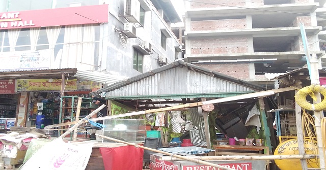 বরিশালে দেয়াল ধ্বসে হোটেল মালিক ও শ্রমিক নিহতের ঘটনায় ভবন মালিকদের বিরুদ্ধে হত্যা মামলা, তদন্তে বিসিসি