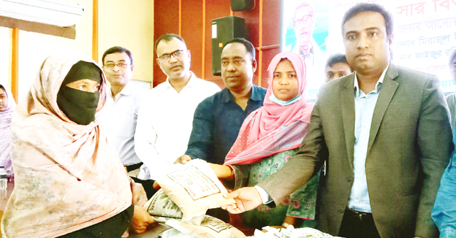 ভাণ্ডারিয়ায় কৃষকদের মাঝে বিনামূল্যে কৃষি উপকরণ বিতরণ