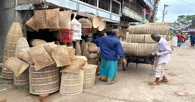 উপকূলীয় এলাকার  ঐতিহ্য: মঠবাড়িয়ায় বর্ষায় চাঁইয়ের হাট জমজমাট