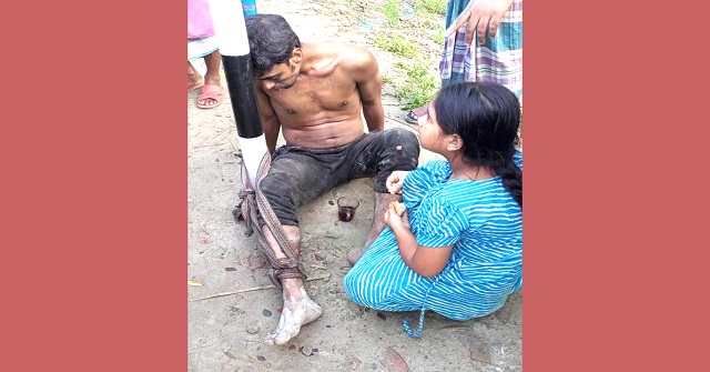 চুরির অভিযোগে খুঁটিতে বাঁধা বাবা, রুটি-চা নিয়ে ছুটে এলো শিশুকন্যা