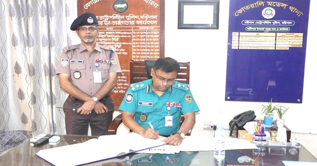 কোতোয়ালি মডেল থানা পরিদর্শনে বিএমপি কমিশনার 