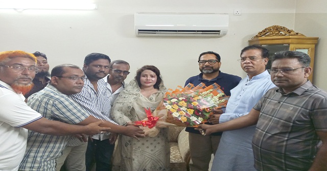 গৃহায়ণ ও গণপূর্ত প্রতিমন্ত্রীকে ফুলেল শুভেচ্ছা 