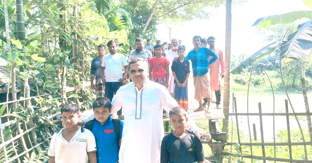 মঠবাড়িয়ায় স্বেচ্ছাশ্রমে ১১৪ ফুট দীর্ঘ সাঁকো নির্মাণ 