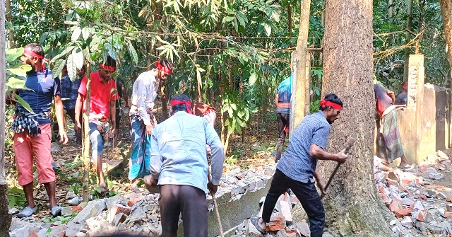 আগৈলঝাড়ায় বিরোধীয় সম্পত্তির বাউন্ডারী ওয়াল আদালতের নির্দেশে ভেঙ্গে উচ্ছেদ 