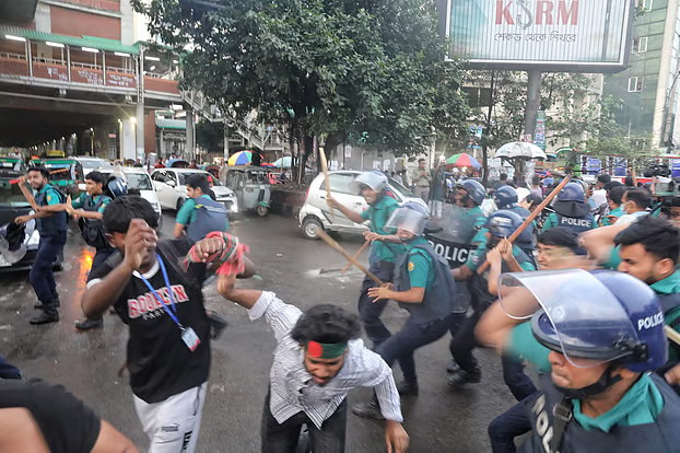 অবরোধকারীদের ‘ভুয়া’ আখ্যা দিয়ে ‘প্রকৃত জুলাই যোদ্ধাদের’ হামলা, পুলিশের লাঠিপেটায় শাহবাগ ফাঁকা
