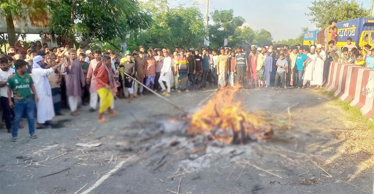 রাজবাড়ীতে কবর থেকে তুলে মরদেহে আগুন