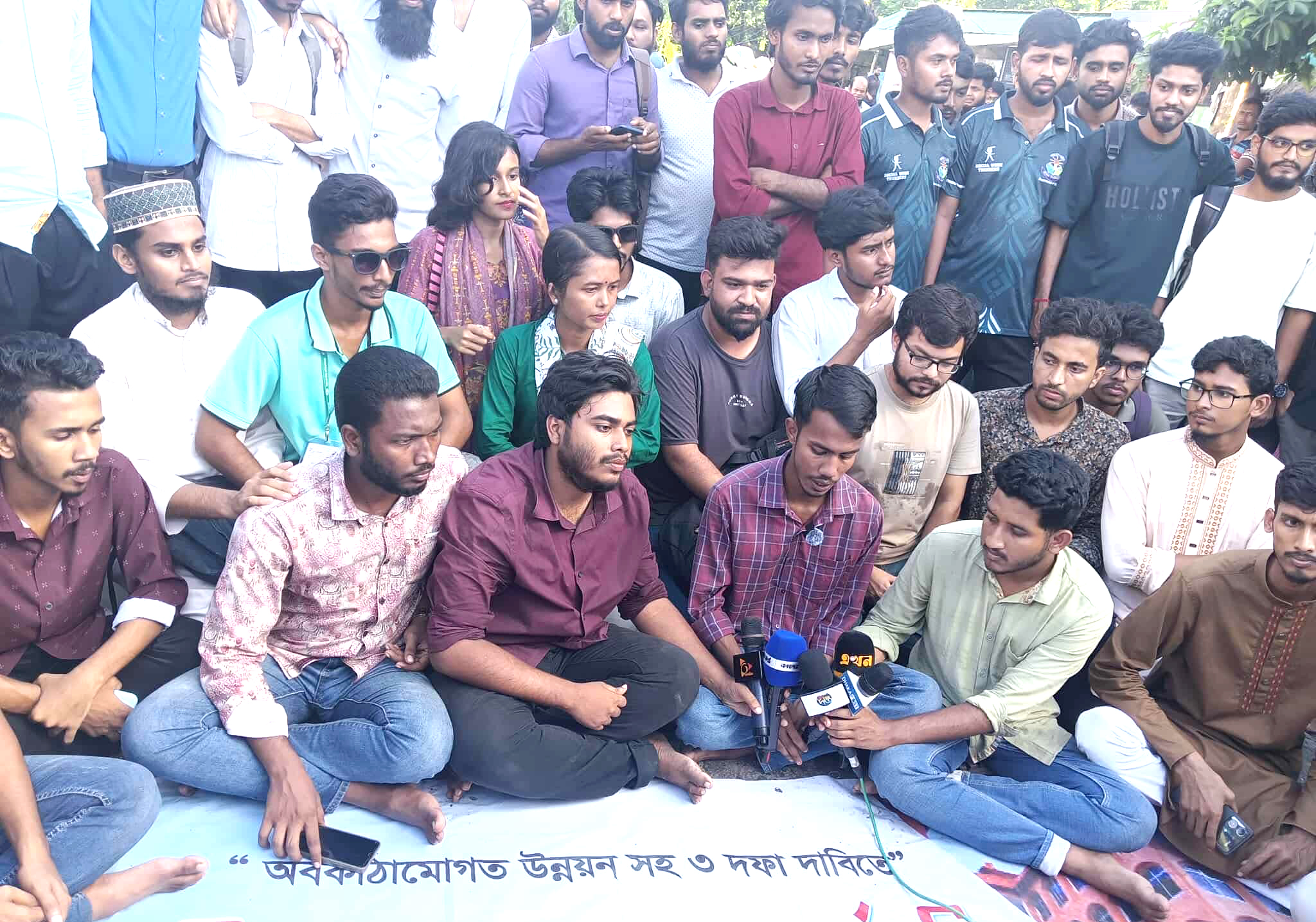 ৩ দফা দাবিতে দুই ঘন্টা মহাসড়ক অবরোধ ববি শিক্ষার্থীদের