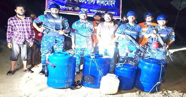 লালমোহনে পাচারের সময় অর্ধকোটি টাকার চিংড়ির রেণু জব্দ
