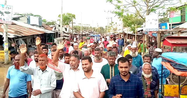 আমতলীতে চাঁদাবাজী বন্ধের দাবীতে ব্যবসায়ীদের বিক্ষোভ মিছিল