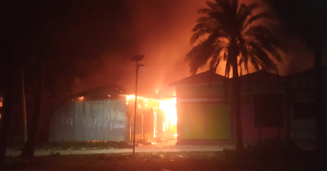 মনপুরায় ভয়াবহ অগ্নিকান্ডে ১৬ দোকান পুড়ে ছাই