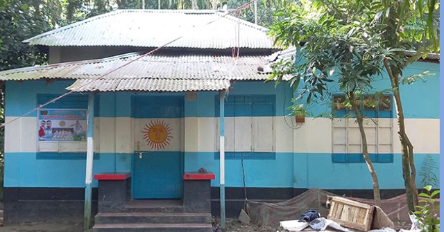 আর্জেন্টিনার পতাকার আদলে বাড়ি সাজালেন ভোলার মিঠুন  