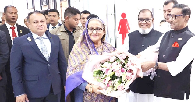 দেশে ফিরলেন প্রধানমন্ত্রী
