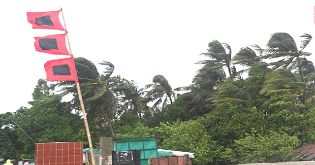 মোখা ১৮০ কিলোমিটার বেগে উপকূলে আঘাত