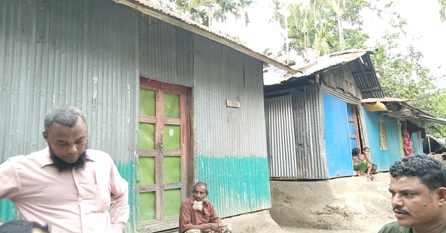লালমোহনে পিতৃভিটা উদ্ধারে দ্বারে দ্বারে ঘুরছে সন্তানরা