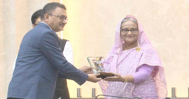 শুদ্ধাচার পুরস্কার পেলেন বরিশালের সন্তান শ্রম সচিব মাহবুব হোসেন